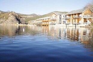 湖畔建筑倒影 宁静美景