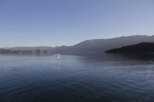 宁静湖水与远山景致