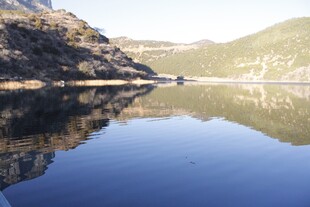 宁静山水湖景倒影画面