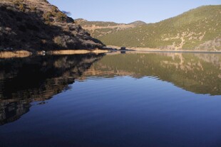 宁静山水倒影美景
