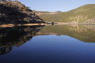 宁静山水湖面倒影美景