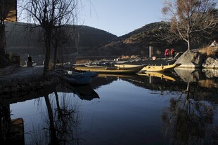 宁静水乡小船倒影之景