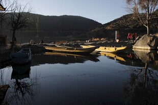 宁静水边停泊的船只景象