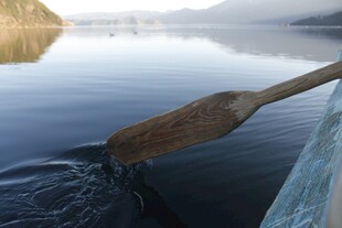 木桨入水泛起湖面涟漪