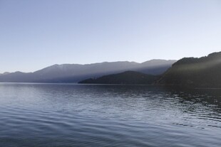 宁静山水间的湖景风光