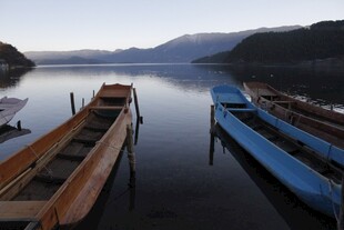 宁静湖面停泊的多彩小船