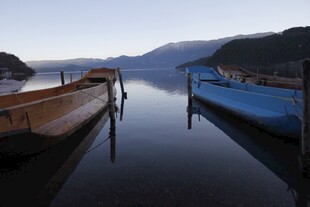 宁静湖面的两艘小船