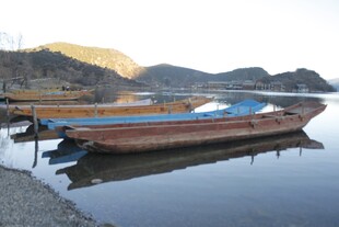 岸边停泊的几艘小船