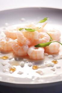 白盘上的鲜嫩虾仁