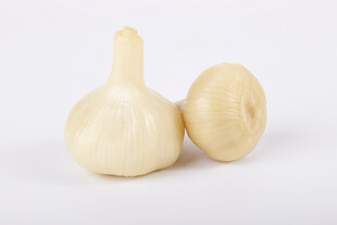 两颗新鲜大蒜特写
