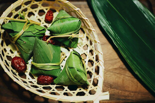 竹篮中的美味传统粽子