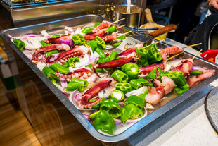 美味多样的海鲜蔬菜拼盘