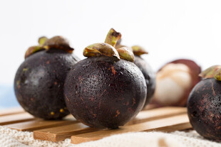 新鲜山竹摆放在木垫上