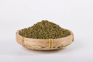 竹盘盛放的绿色颗粒状物品