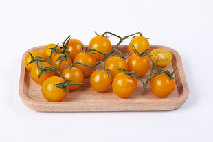 木盘上的金黄小番茄