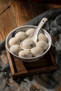 木盘盛着的美味白汤圆