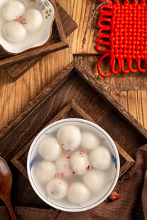 传统中式汤圆摆拍图