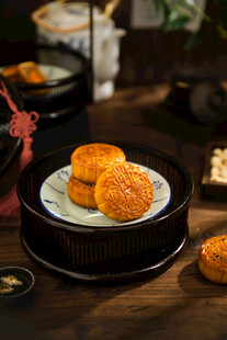 中式传统糕点摆放在木桌上