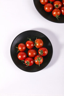 黑盘盛放的新鲜小番茄