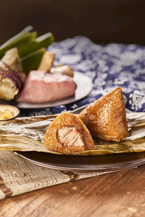 传统美味粽子摆于木桌