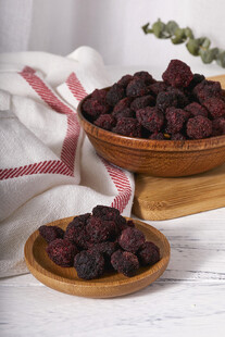 木盘盛放的新鲜饱满杨梅