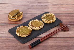 美味煎饼摆放在石板上