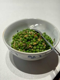 一碗翠绿豌豆配银勺