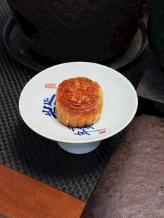 传统中式月饼置于瓷盘