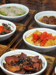 多样美味菜肴摆放在桌