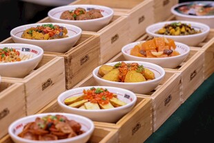 多样美食小碗精致陈列