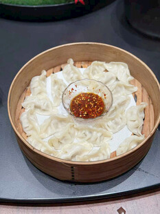 竹制蒸笼里的美味糯米团子