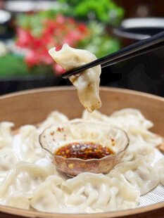 筷子夹起的美味饺子