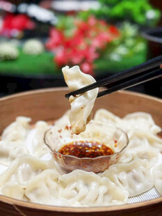 筷子夹饺子蘸酱特写