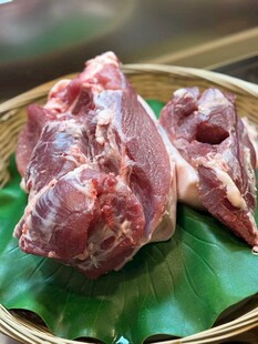 新鲜生肉置于绿叶竹篮中