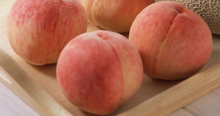 木盘里的鲜嫩多汁水蜜桃