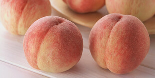 新鲜诱人的水蜜桃