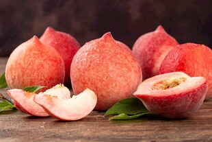 新鲜诱人的水蜜桃