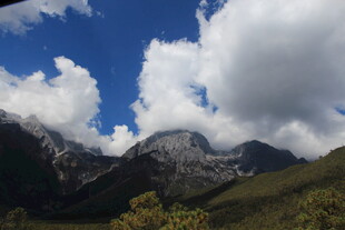蓝天白云下的巍峨山脉