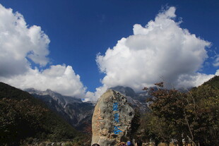 山间经幡伴蓝天白云