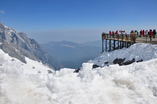雪山观景台游客赏景