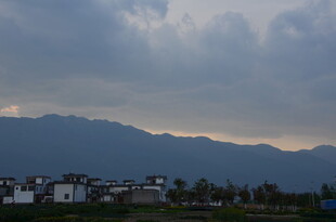 乡村远景 山峦云雾中的村落
