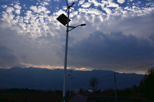 路灯矗立在多云天空下