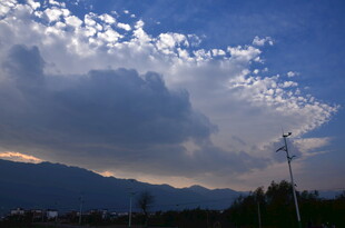 山间暮色中的壮丽云层