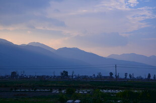 黄昏下的远山与田园风光