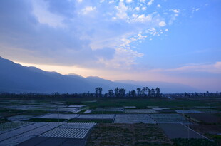 黄昏下的田野与远山景色