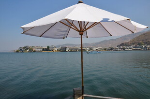 湖畔白伞下的静谧水面