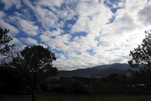 蓝天白云下的山林景致