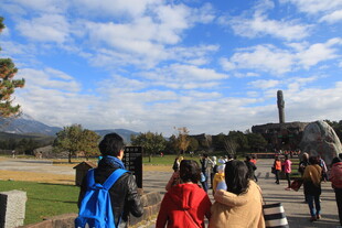 户外人群漫步于开阔风景处