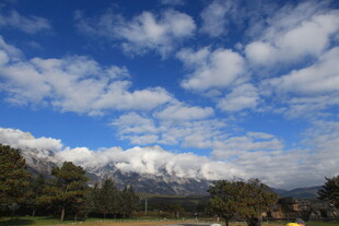蓝天白云下的壮丽雪山