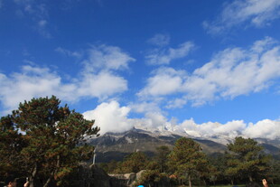 蓝天白云下的山林景致